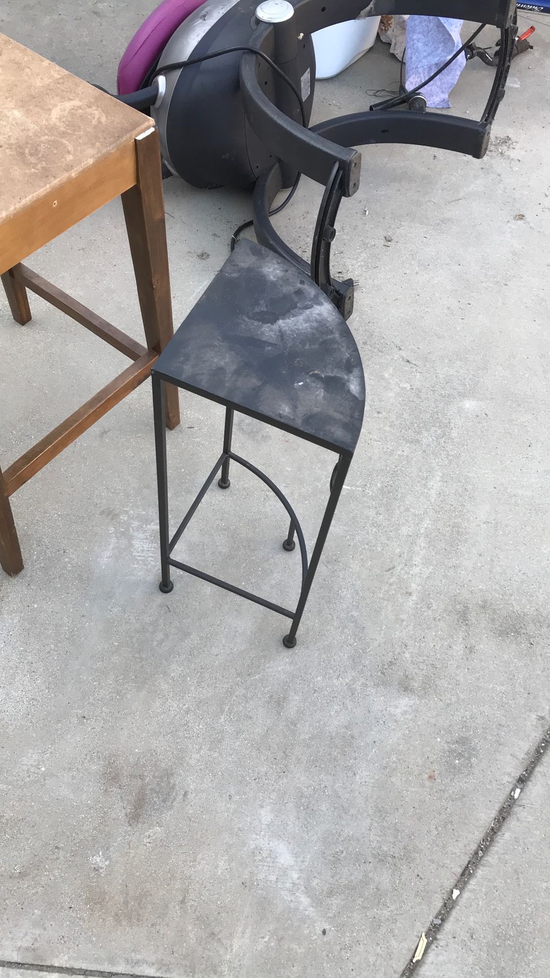1.2 Ft High Metal Corner Plant Table