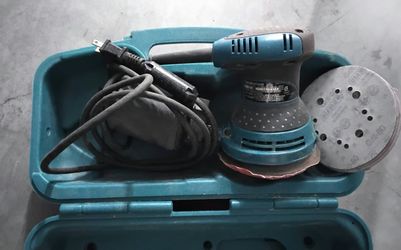 Makita 5" Random Orbit Sander (BO5030) with Hard Case & Sanding Discs