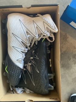 Men’s under armour highlight FB cleats/ Pretty much brand new, only wore once