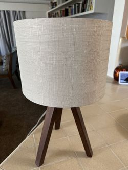 Wood tri-pod lamp