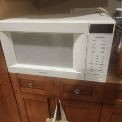 22-in Samsung Microwave In Good Working Condition