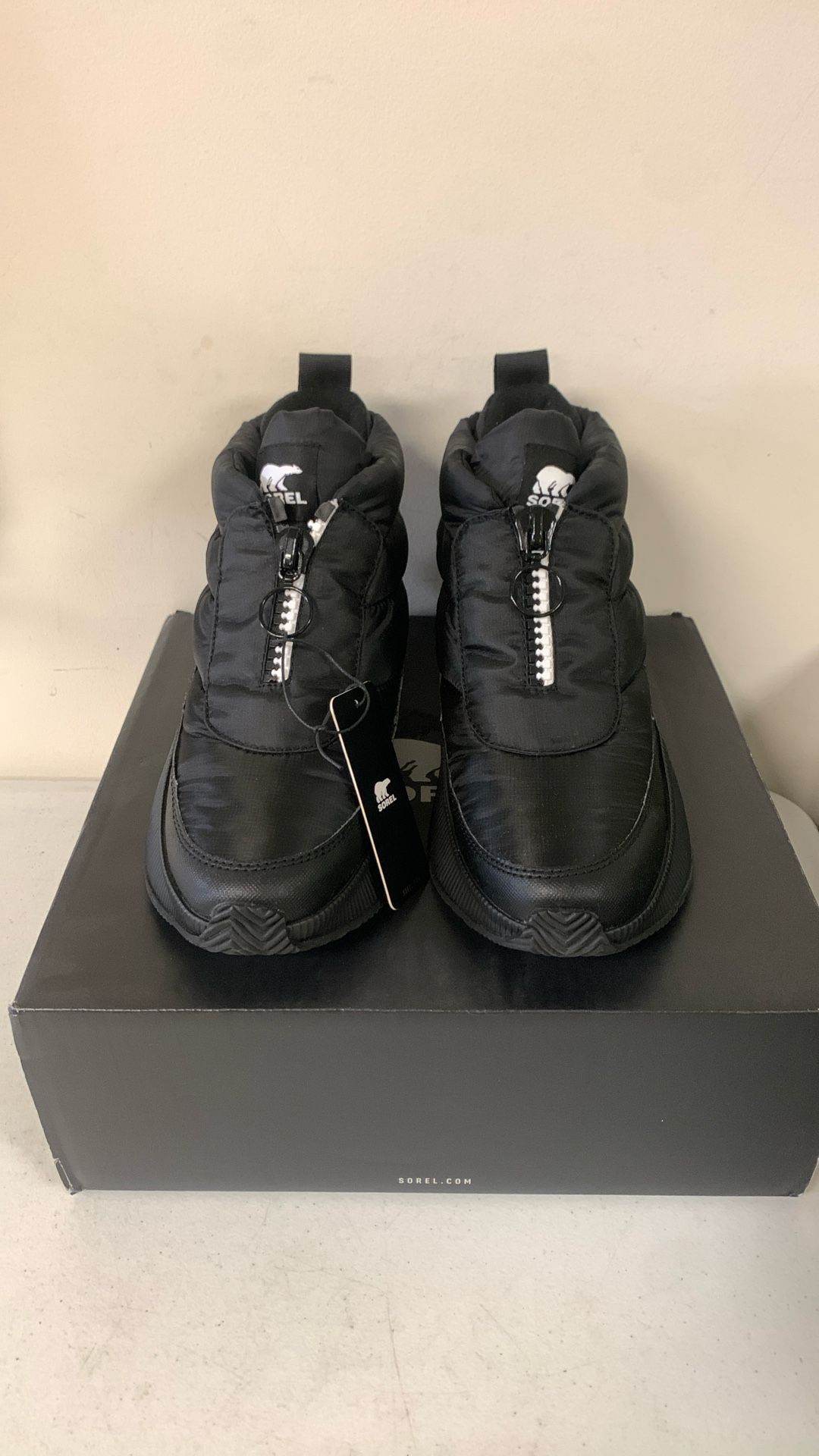 Sorel Women’s Snow Boots Walking Shoes Sz 8.5. Black/White