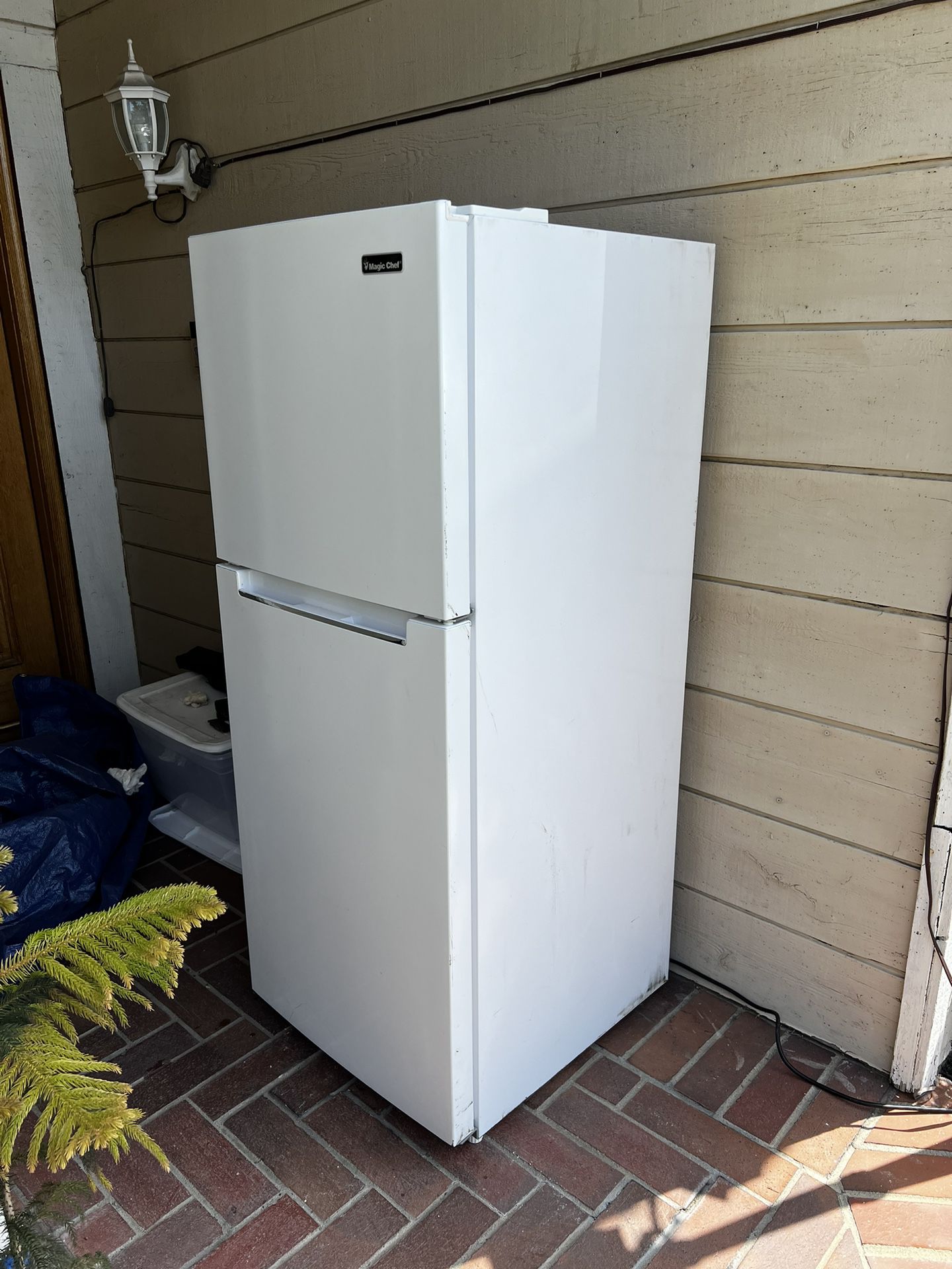 Magic Chef 10.1 Cu Ft. Refrigerator Top Freezer White 59.4” Tall