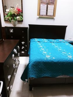 $975.00 Queen Size 🛌 Clearance SALE , with Mattress & Box Spring, Must Pick Up