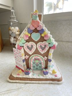 LOVE & CUPCAKES Pastel Hearts Valentine's Day Gingerbread Clay dough House light Up Decor