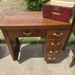 Sewing Machine With 4 Drawer Cabinet 