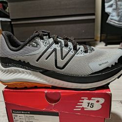 New Balance DynaSoft Nitrel v5... SIZE 8M / 9.5W