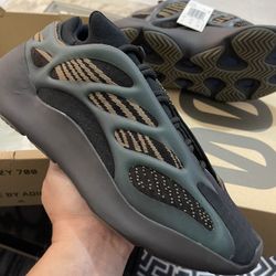 Adidas Yeezy 700 V3 CLAY BROWN Size 11  Deadstock FREE Socks