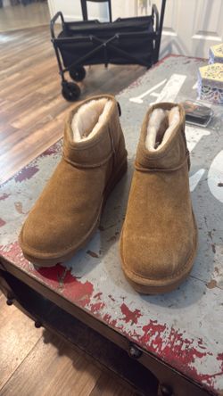 New Uggs size 9-9 1/2 never worn