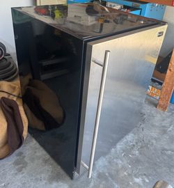 Monogram ZIBS240PASS Fridge 34"H – FOR PARTS / NOT COLD