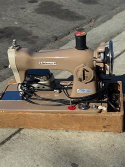 Vintage Good Housekeeper Electric Sewing Machine Portable Foot Pedal Wooden Case