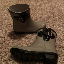 Women Rain boot Size 6
