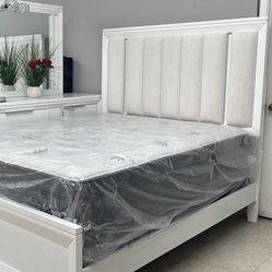 Queen White Wooden Bedroom Set / Juego De Recámara Color Blanco Nueva