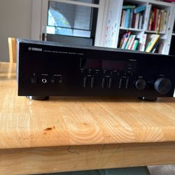 Yamaha R-N303 Network Receiver