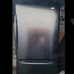 REFRIGERATOR ..   110 V FRIDGE EXCELLENT CONDITION AND VERY CLEAN 
