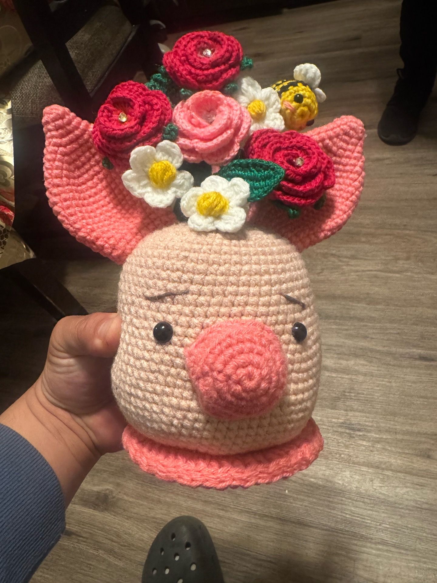 Piglet yarn flower vase /Maceta de Cara de Piglet con Flores