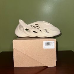 Yeezy Foam Rnnr Desert Sand  Size 9 Brand new