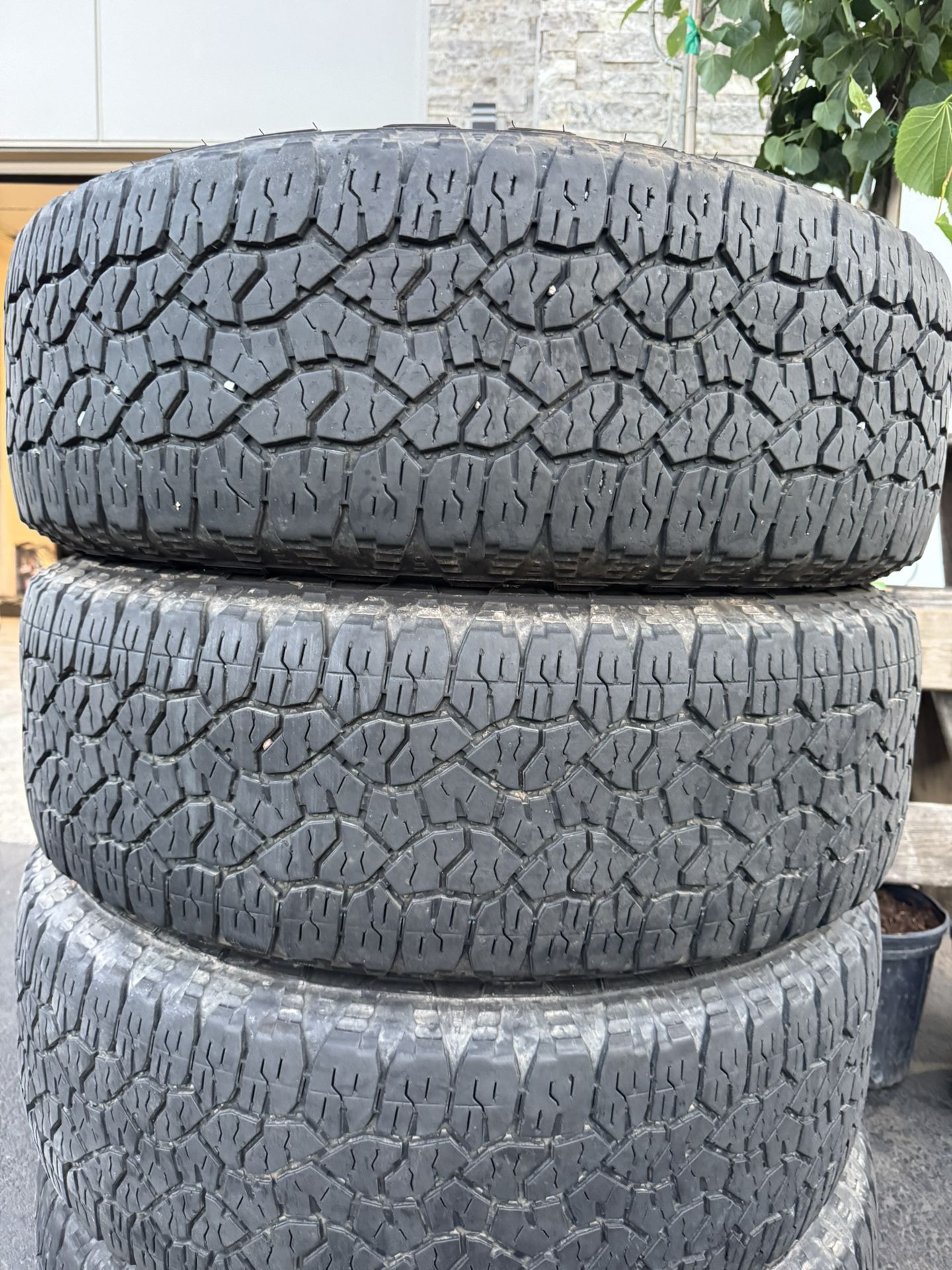 Tires LT 275/65/R20