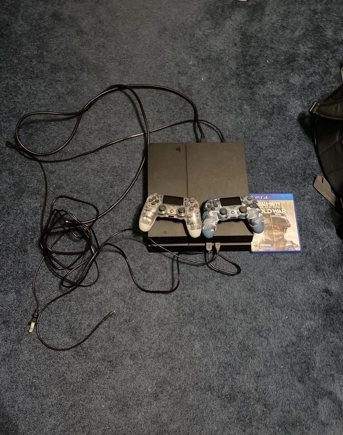 ps4 w/ two controllers and cold war and turtle beach recon headset / 500gb