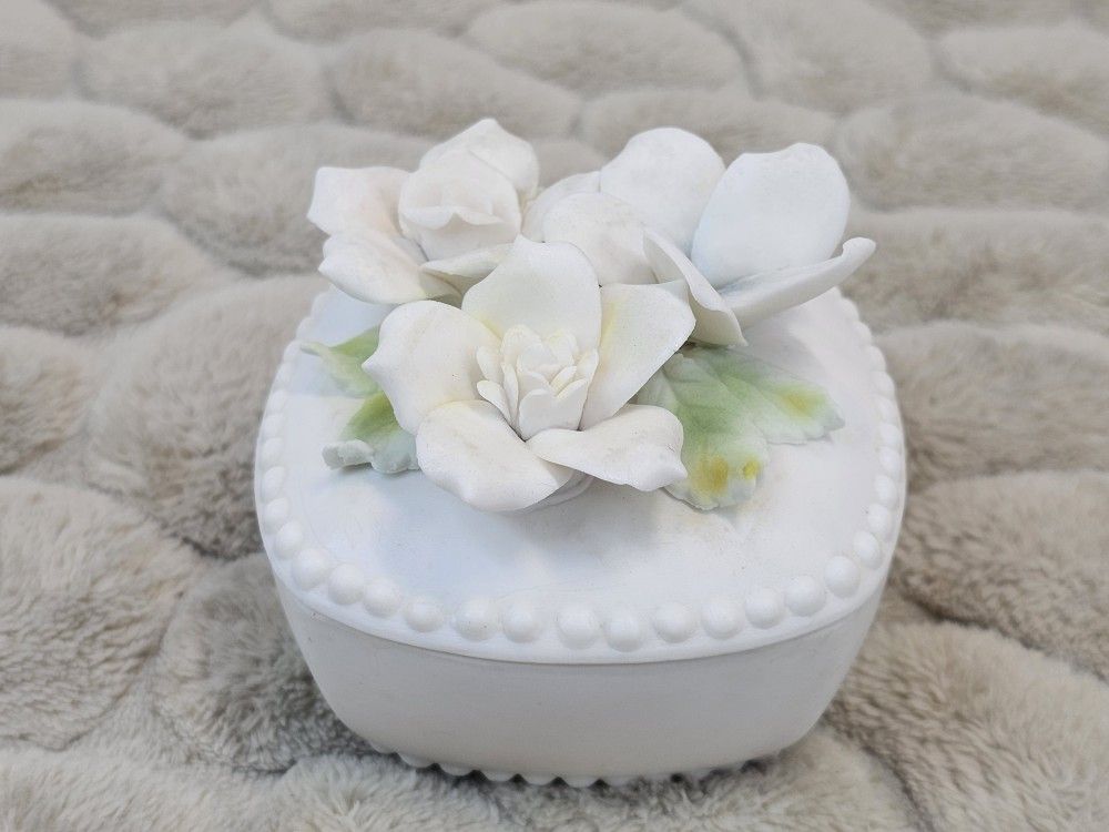 VTG KAREN CARSON CREATIONS BISQUE PORCELAIN REFRESHENER BOX