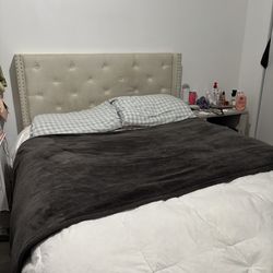 Beautiful queen bed with mattress