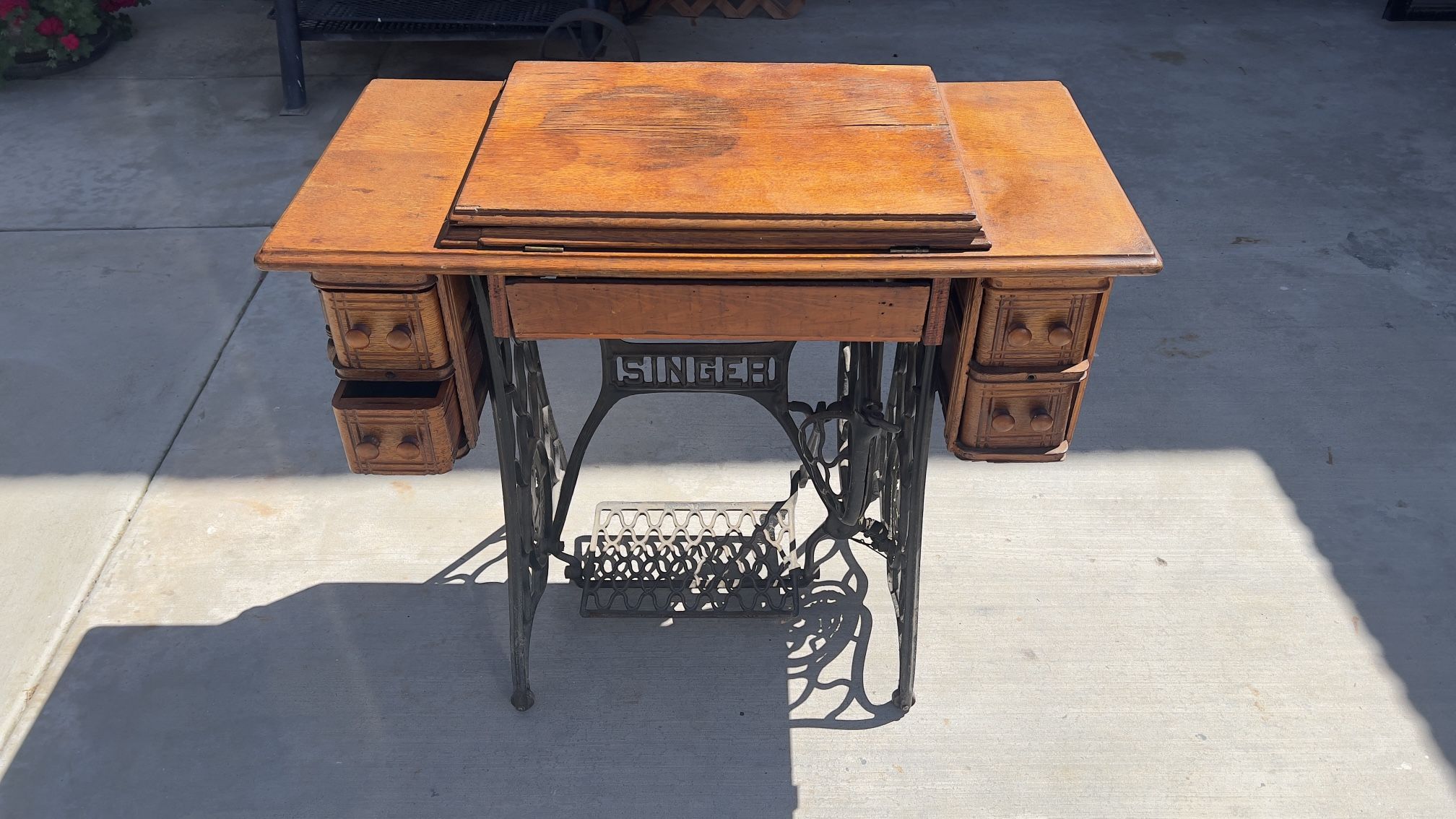 1900(Antique) Singer Sewing Machine Table