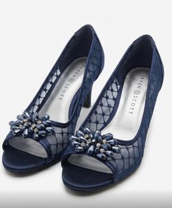 Vendo $30 Karen Scott Navy Lace Peep-Toe Heels