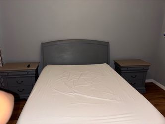 Queen Light Blue-Gray Wood Bed Set + 2 Nightstands (2-Drawer Each)