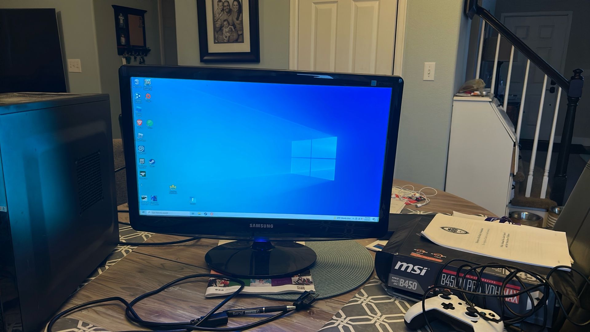 Desk Top Computer, Monitor, And Keyboard