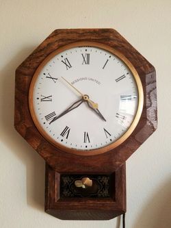 Sessions: United Wall Clock // Vintage Mid Century Wooden Electric Wall Clock Roman Numeral School House Style USA Made Eagle Design