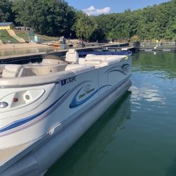 Crest Pontoon Boat 150hp Engine 
