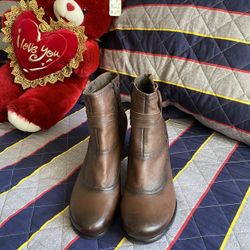 MIZ MOOZ  NEW JORK CITY women Booties Size 9 Or 40