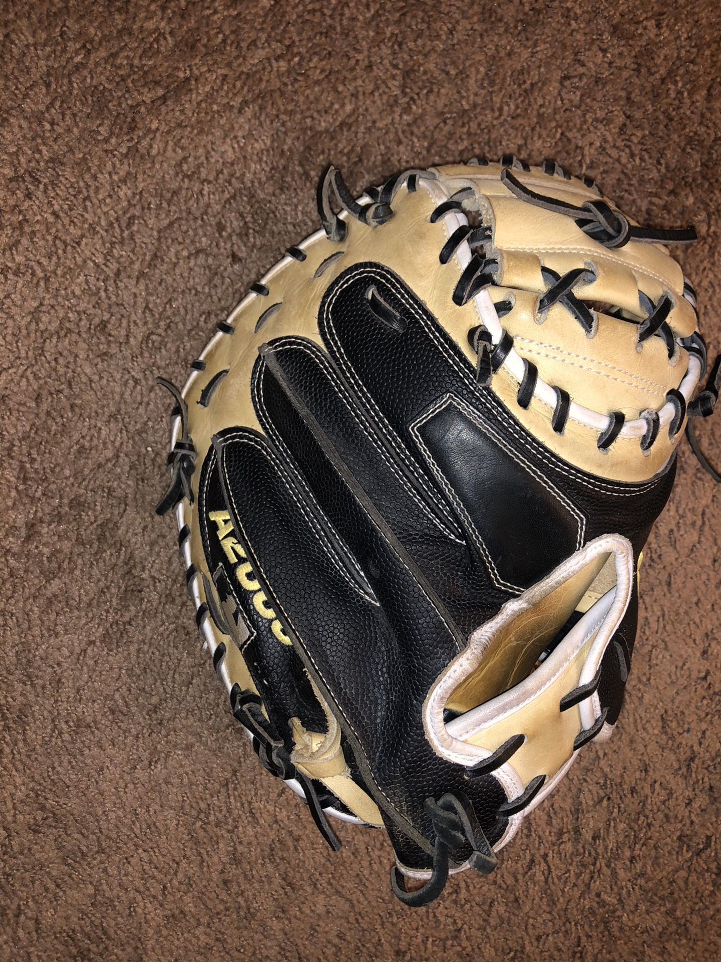 A2000 33.5 Catchers Mitt