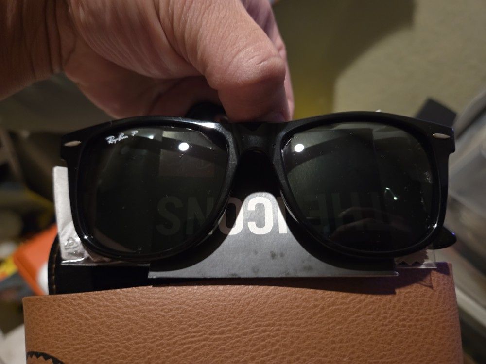 Ray-Ban RB2140 Original Wayfarer Polarized Square Sunglasses 54

mm green lens