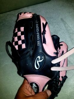 Rawlings pink and Black Baseball glove...size 9 1/2 inch...fits youth small child...fits on Left hand...Great condition!