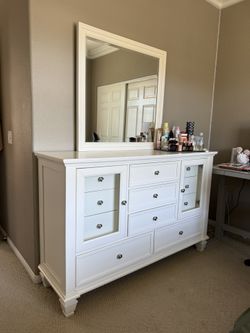 Dresser With Mirror