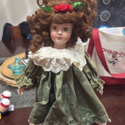 vintage 1990 christmas camelot porcelain Doll 