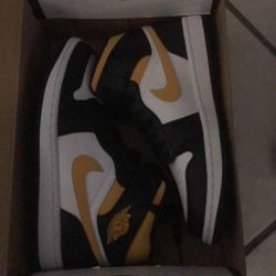 Jordan 1 Mid  Size 8 White/black/Gold