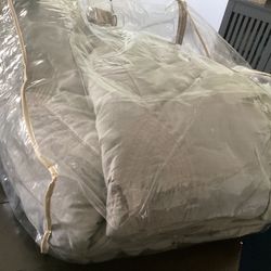 Queen mauve Colored 3 Piece Bedspread 2 Shams Priced To Sell 