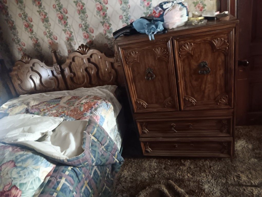 Bed & chest N Dresser N Mirror N Mattress N Box Included
