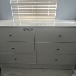 6 Knob Dresser