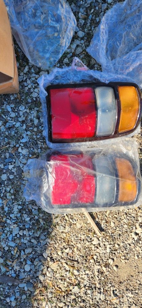 Tail Lights 2000 To 2004 Tahoe/ Suburban/ Yukon