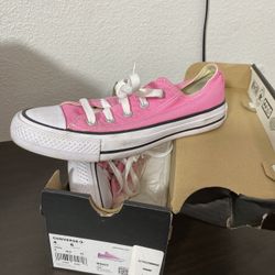 Pink Low top Converse 