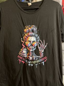 5 Women’s L/XL Graphic Tshirts 