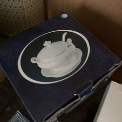 Rare ceramic serving pot 