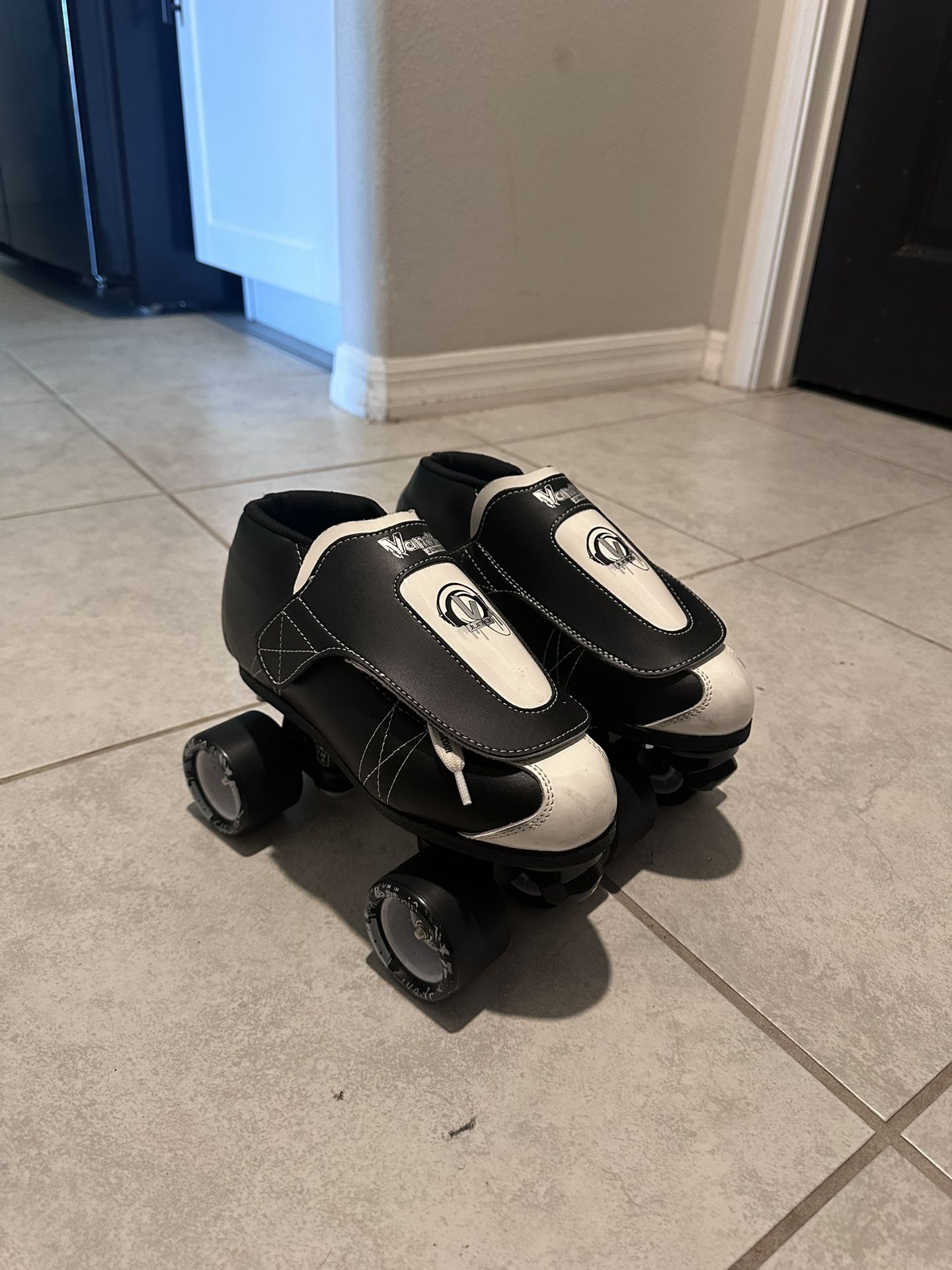 Vnla Skates Tuexedo Size 5