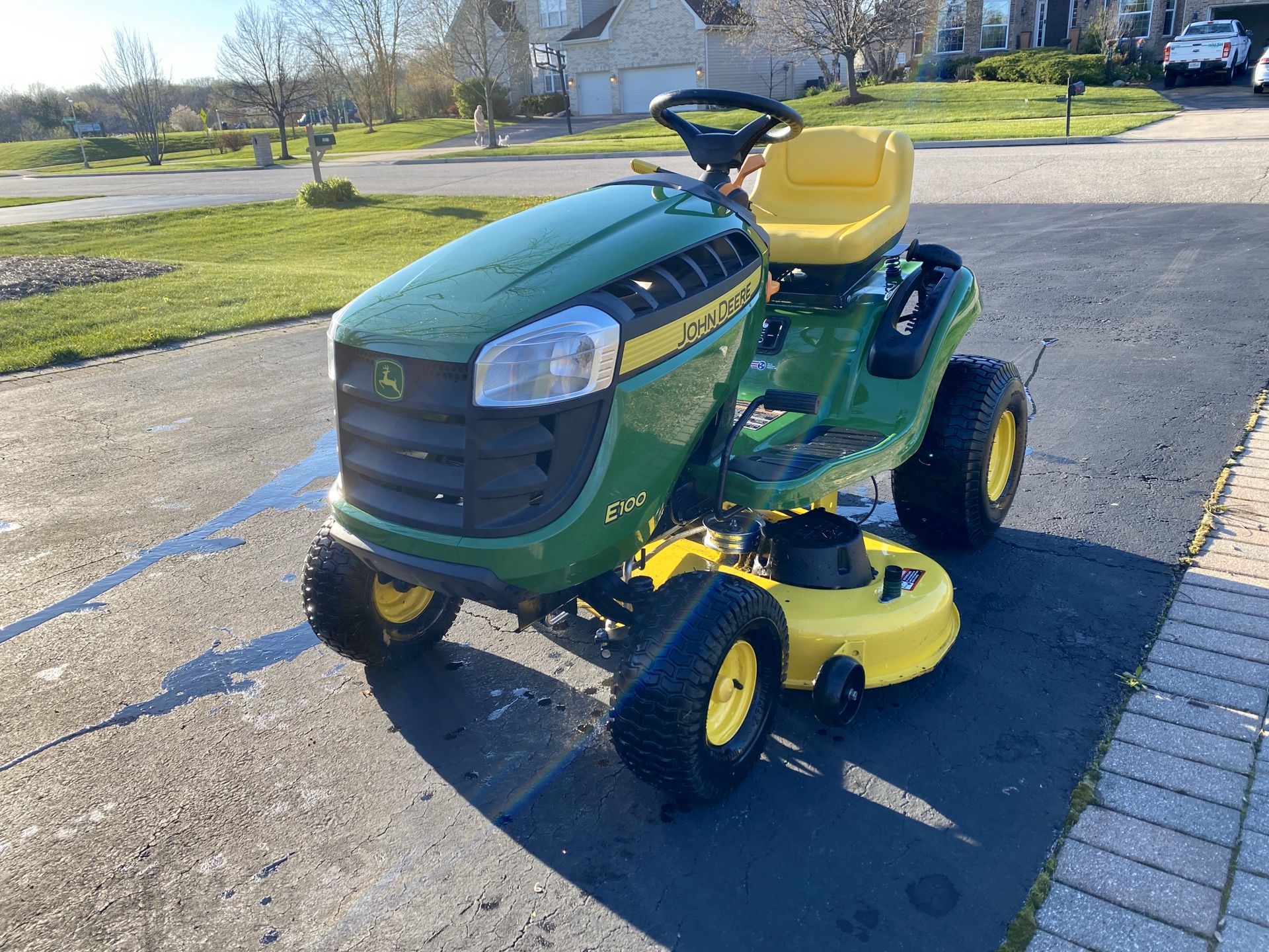 John Deere E100 42in Lawn Mower Tractor + tow cart for Sale in Bartlett