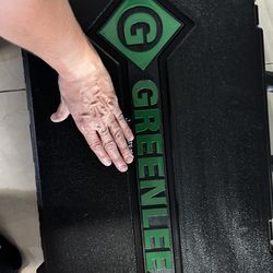 Greenlee 11 ton hydraulic knockout set