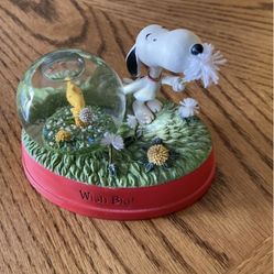 Hallmark Snoopy Snow Globe