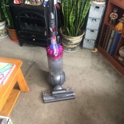 Dyson Ball Vacuum Works Good Price 90$ Pick. E.   and Grand View.  Ave.  E.   Tacoma 